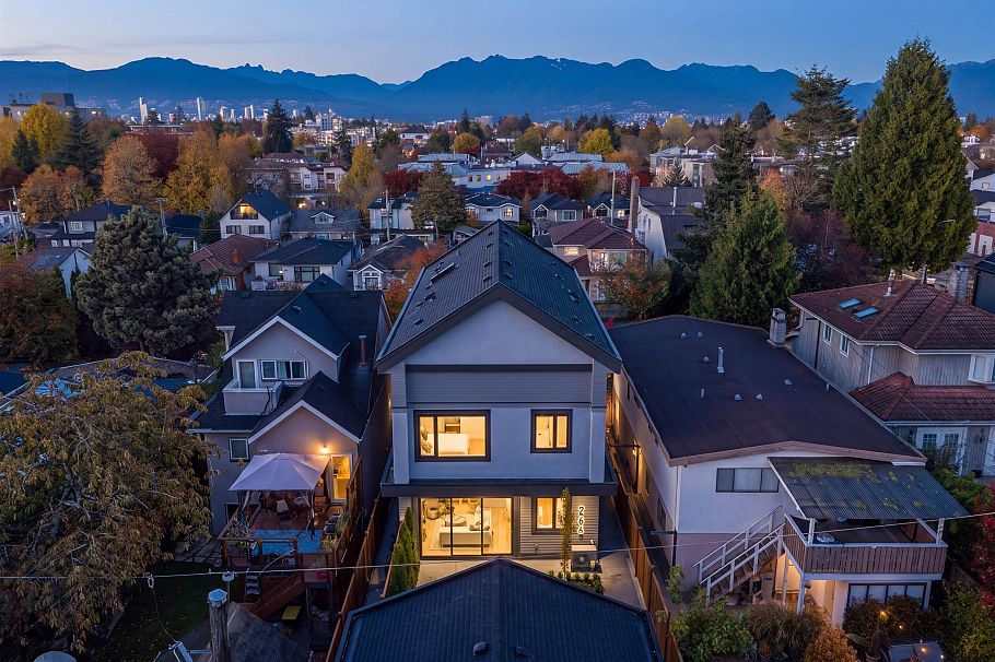 2 266 E 38 Avenue Vancouver, BC - 2