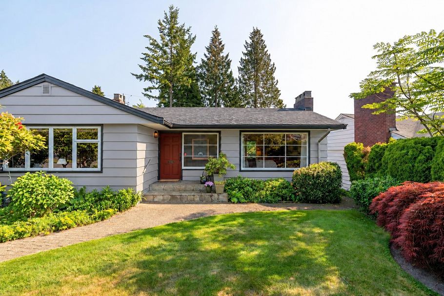 915 Wentworth Avenue North Vancouver, BC - 1