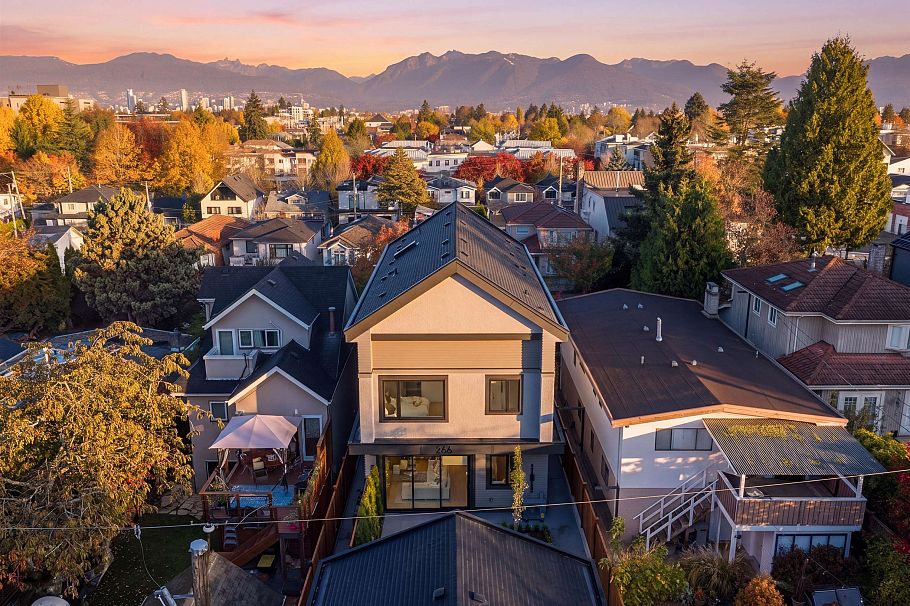 2 266 E 38 Avenue Vancouver, BC - 1