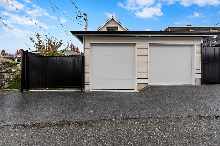 1 3344 Adanac Street Vancouver, BC - 34