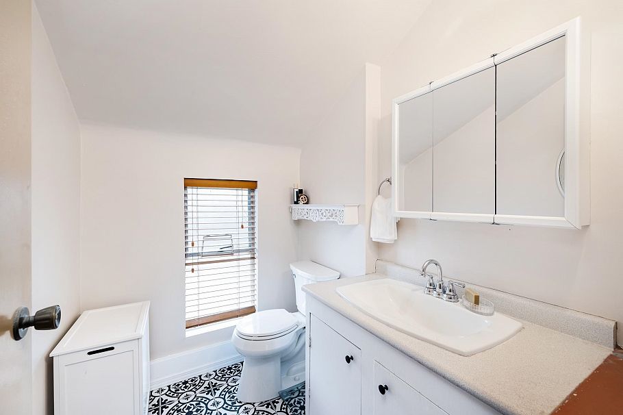 402 E 13th Street North Vancouver, BC - 13