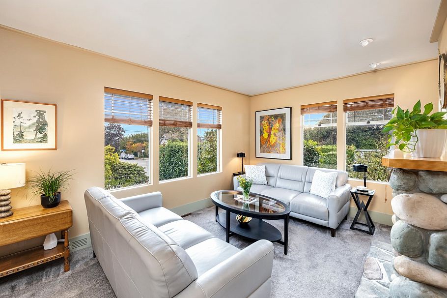 402 E 13th Street North Vancouver, BC - 9