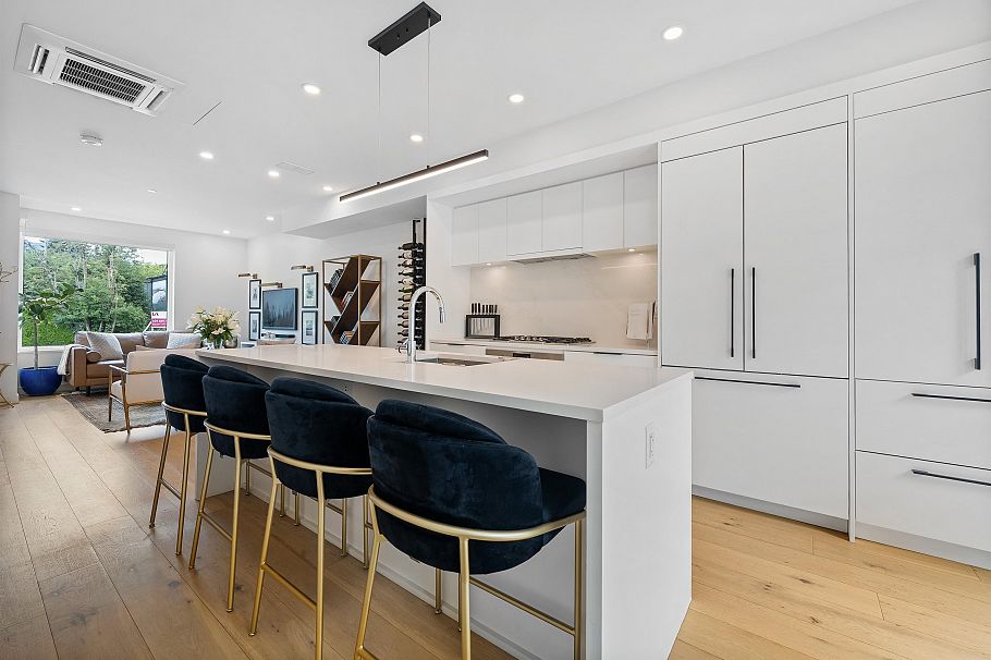 207 649 E 3 Street North Vancouver, BC - 1