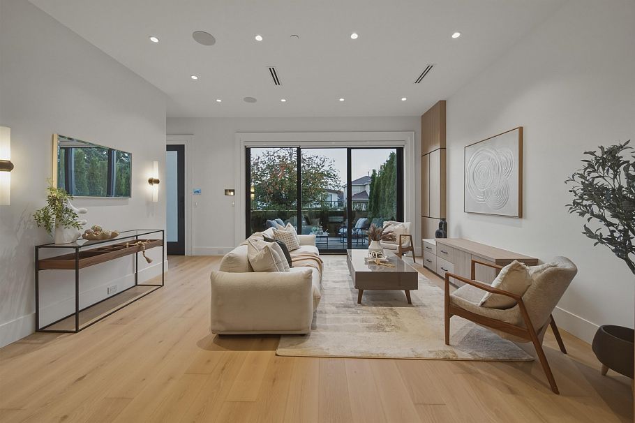 1 266 E 38 Avenue Vancouver, BC - 8