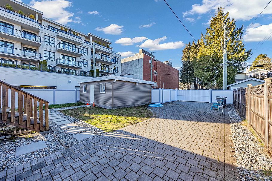 2079 W 46th Avenue Vancouver, BC - 33