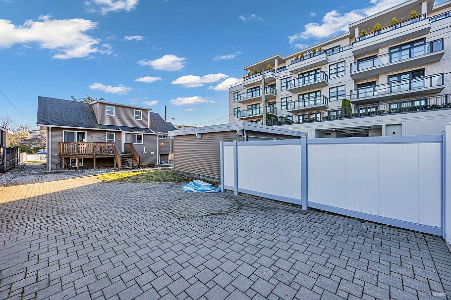 2079 W 46th Avenue Vancouver, BC - 34