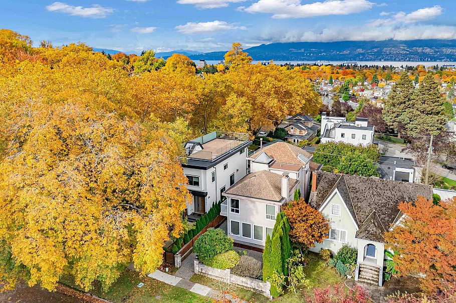 3191 W 23rd Avenue Vancouver, BC - 4