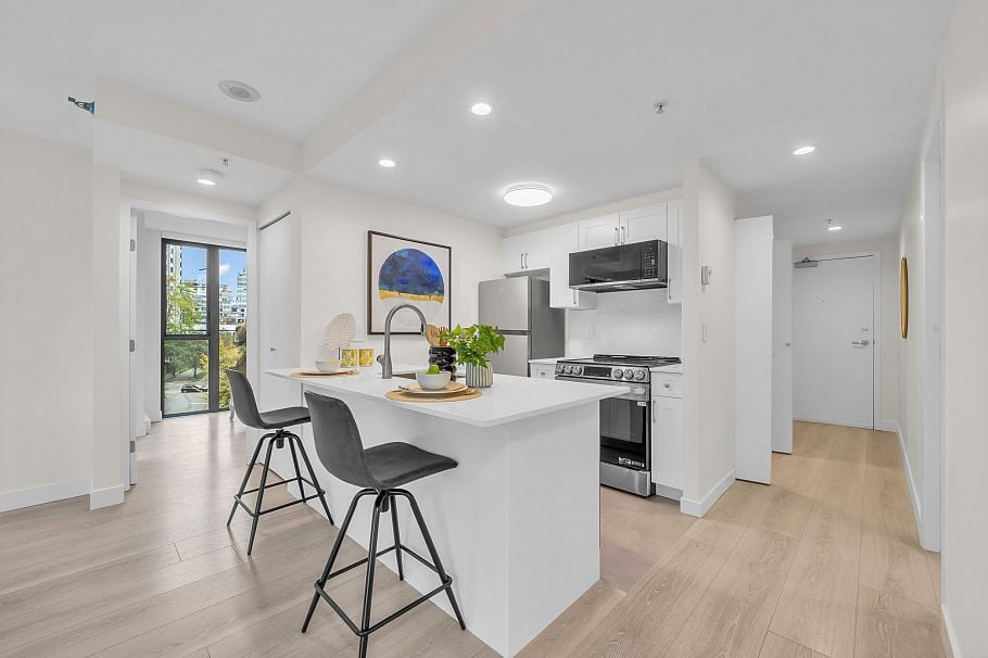 909 1331 W Georgia Street Vancouver, BC - 4