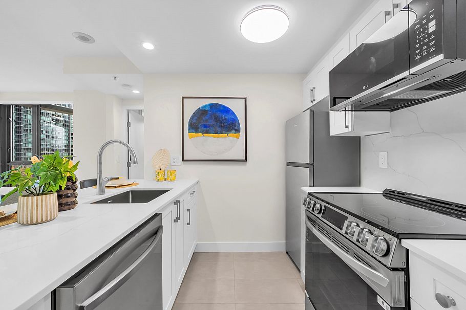 909 1331 W Georgia Street Vancouver, BC - 2