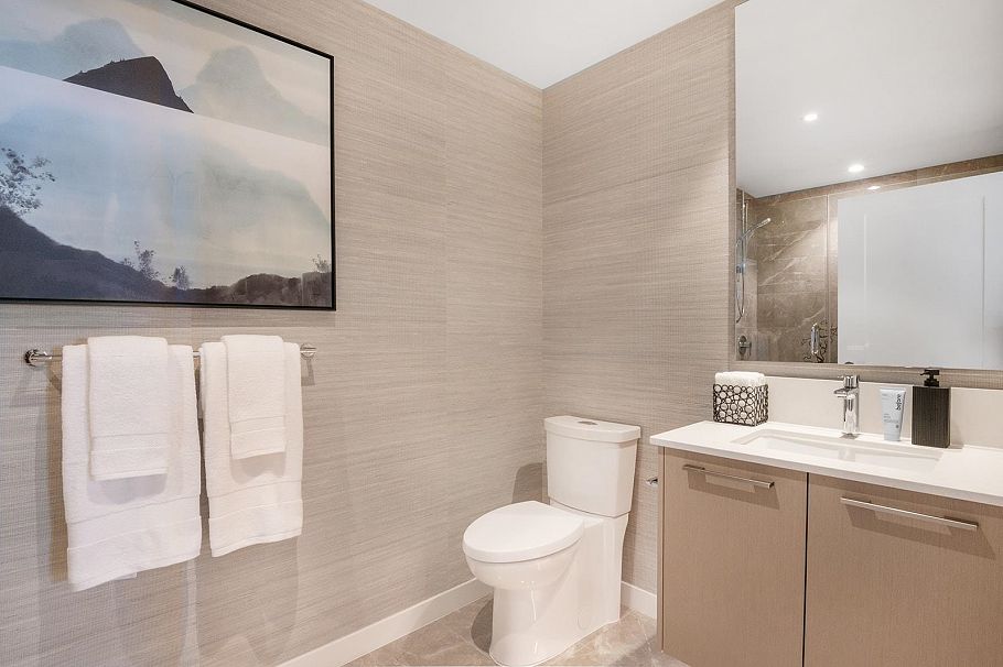 402 128 W 15th Street North Vancouver, BC - 2