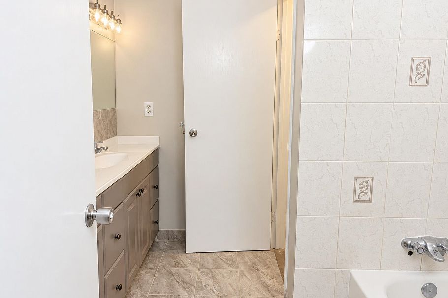 65 1930 Cedar Village Crescent North Vancouver, BC - 16