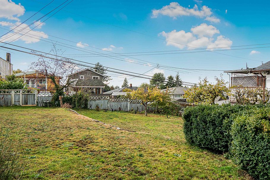335 W 28th Street North Vancouver, BC - 3