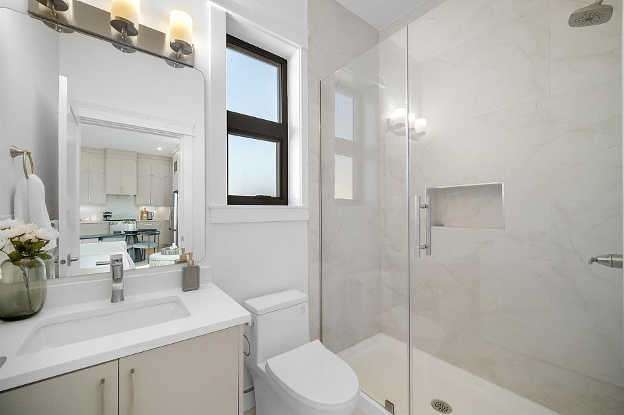 1611 E 58th Avenue Vancouver, BC - 4