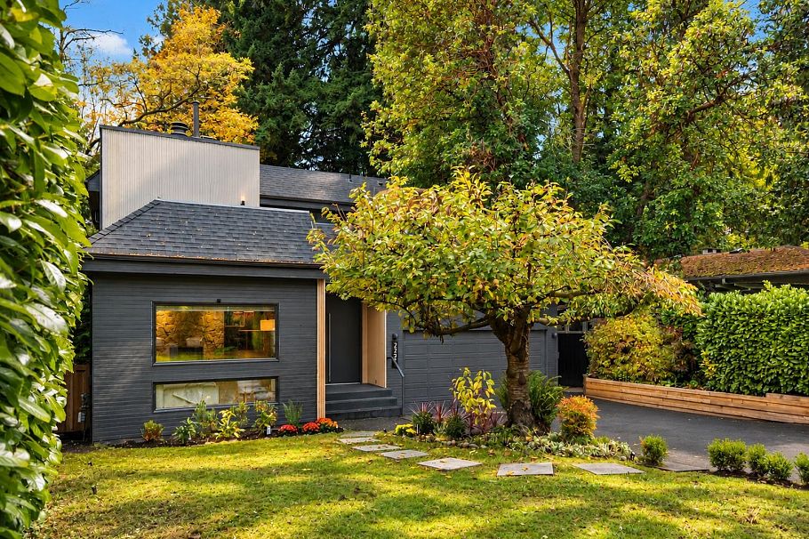 2221 Bowser Avenue North Vancouver, BC - 2