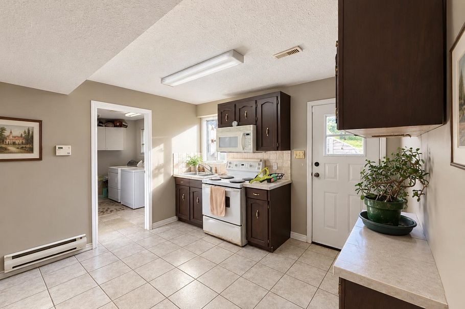 2718 Byron Place North Vancouver, BC - 27