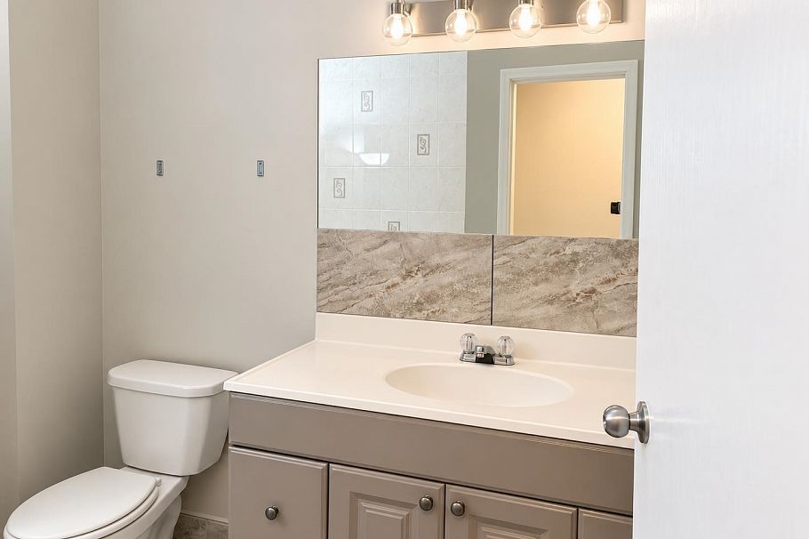 65 1930 Cedar Village Crescent North Vancouver, BC - 17