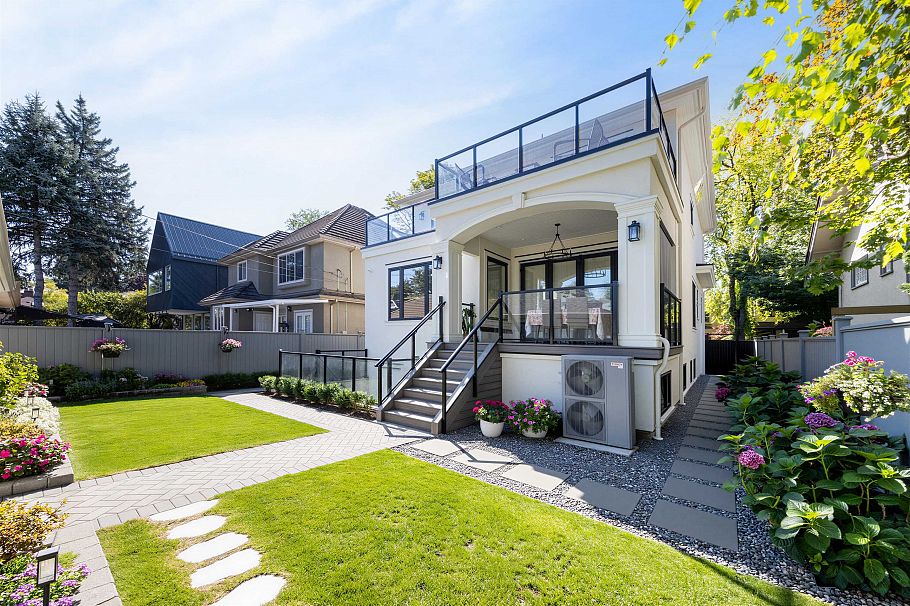2755 W 38th Avenue Vancouver, BC - 38