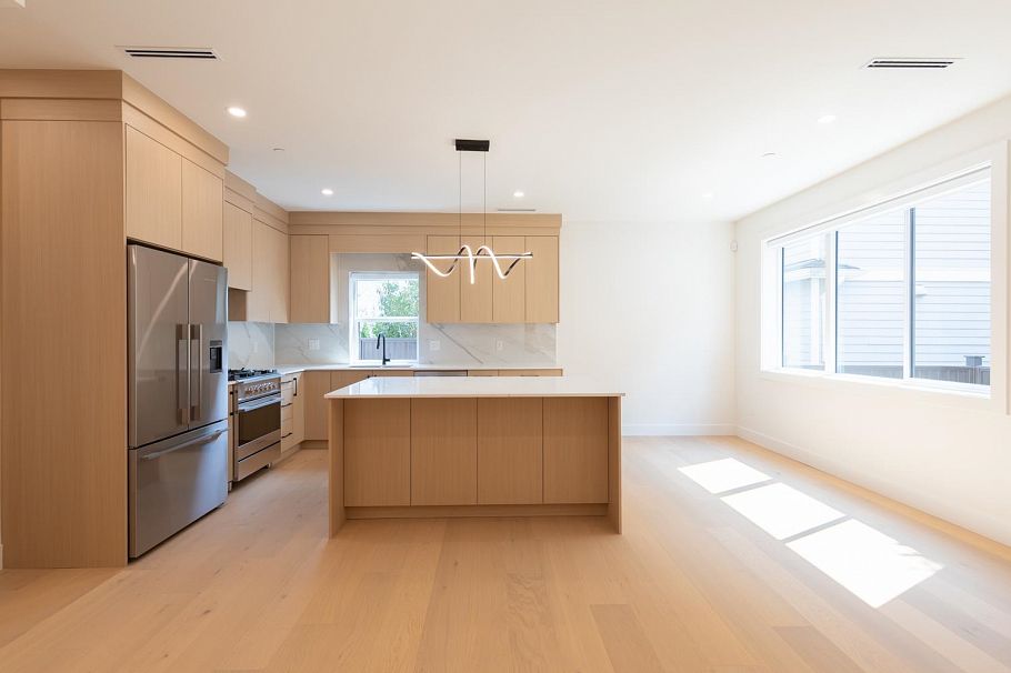 3 3615 Turner Street Vancouver, BC - 3