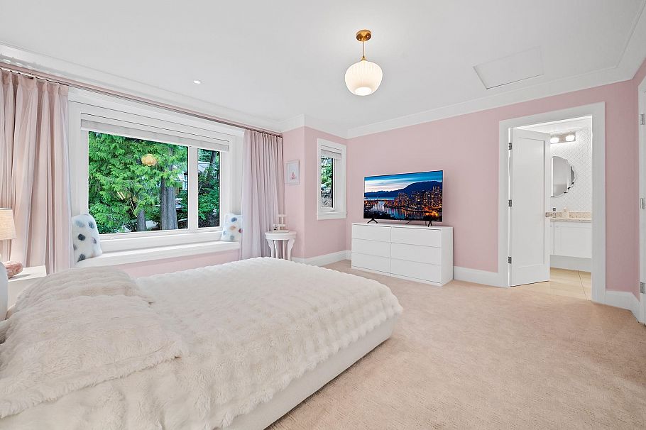 433 E Queens Road North Vancouver, BC - 25