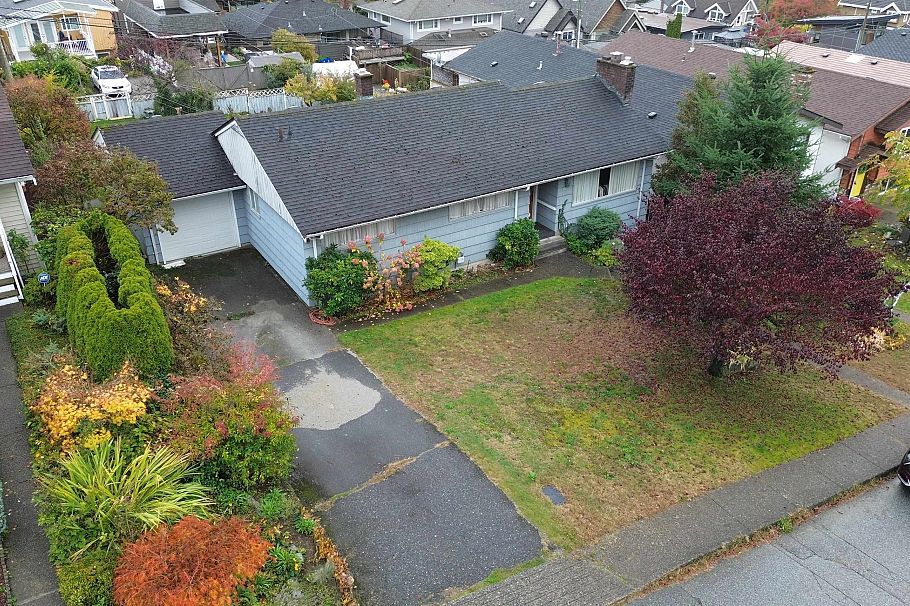 335 W 28th Street North Vancouver, BC - 1