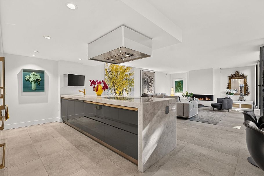 320 4900 Cartier Street Vancouver, BC - 4