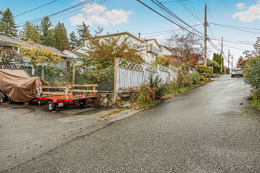 335 W 28th Street North Vancouver, BC - 35