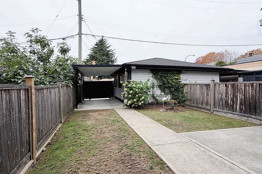 8559 Montcalm Street Vancouver, BC - 30