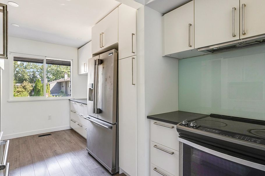 65 1930 Cedar Village Crescent North Vancouver, BC - 6