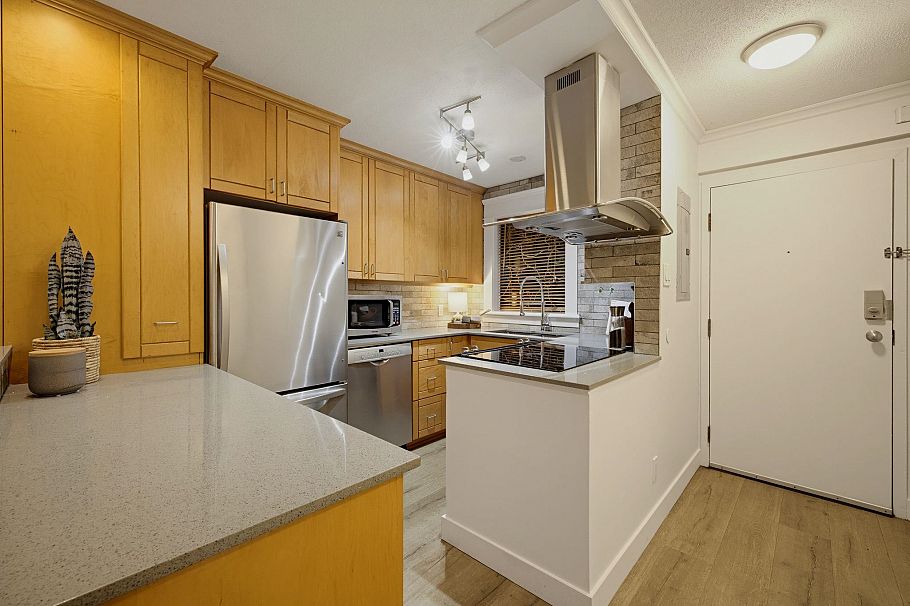 203 1350 Comox Street Vancouver, BC - 9