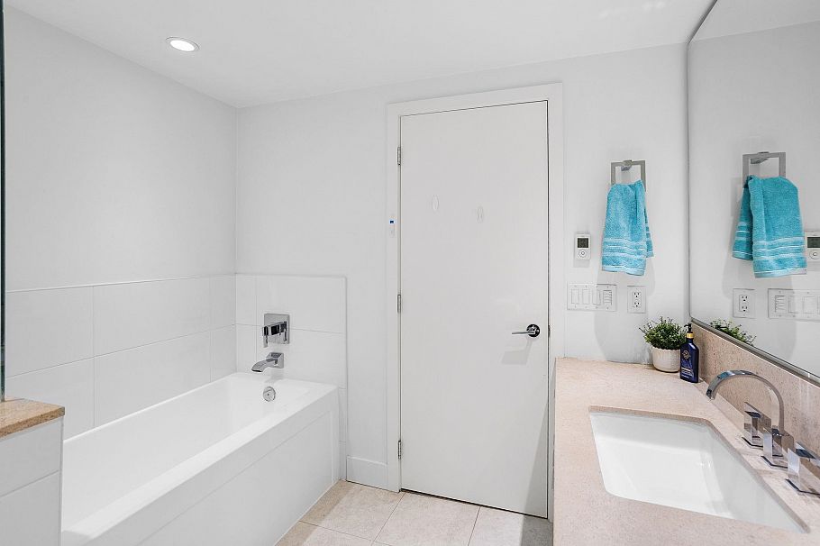 306 158 W 13th Street North Vancouver, BC - 21