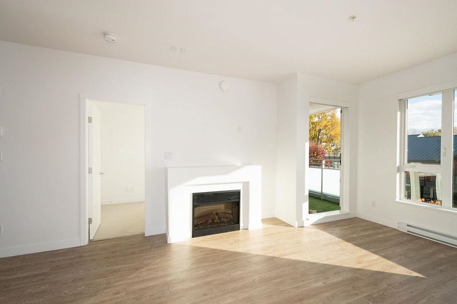 403 1061 Marine Drive North Vancouver, BC - 2