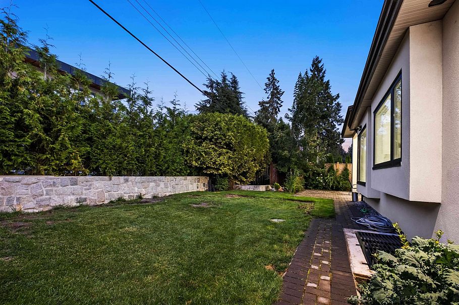 3560 Highland Boulevard North Vancouver, BC - 30