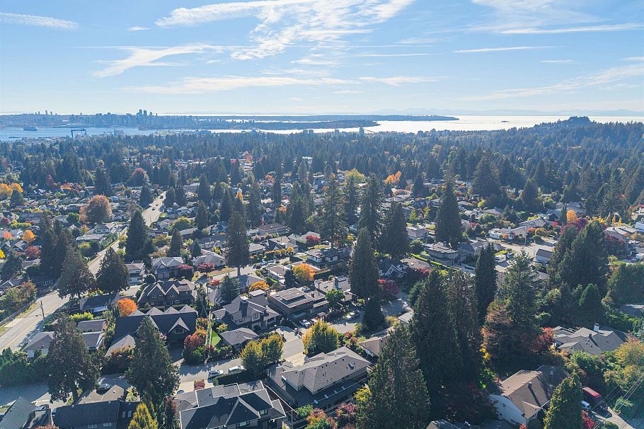 966 Beaumont Drive North Vancouver, BC - 40
