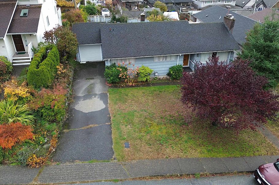335 W 28th Street North Vancouver, BC - 2