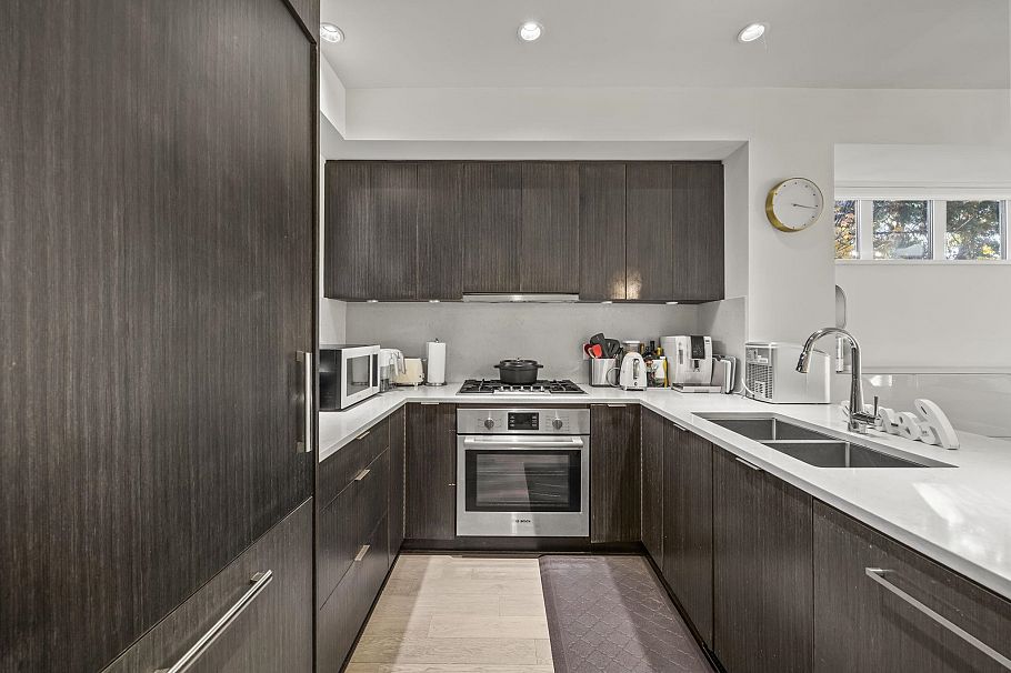 5552 Oak Street Vancouver, BC - 5