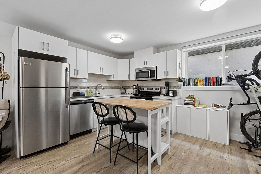 351 W 21st Street North Vancouver, BC - 32