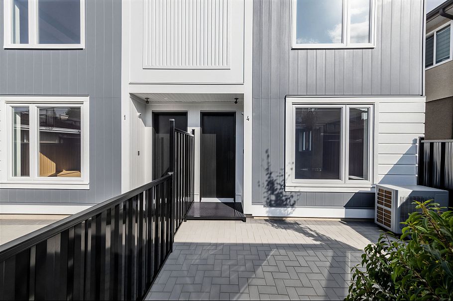 2 3268 E 18 Avenue Vancouver, BC - 34