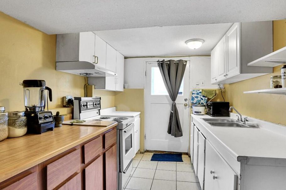 1441 W 49th Avenue Vancouver, BC - 8