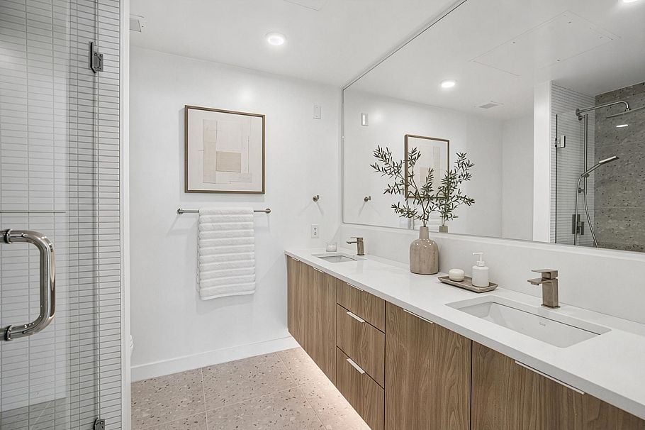 202 1616 Lloyd Avenue North Vancouver, BC - 4