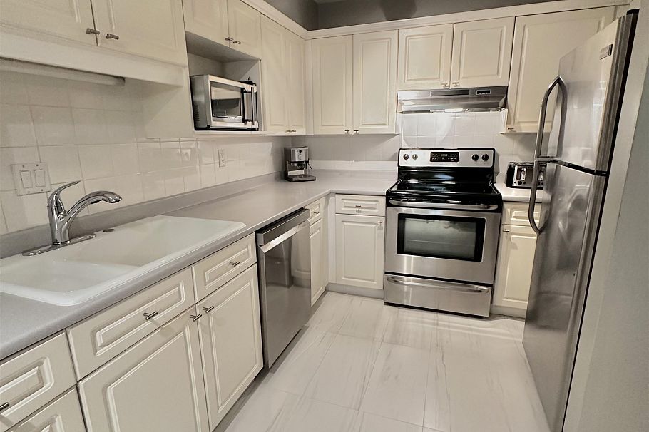 107 1523 Bowser Avenue North Vancouver, BC - 23