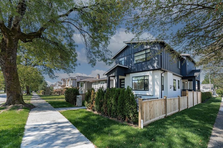 2995 E 17th Avenue Vancouver, BC - 1