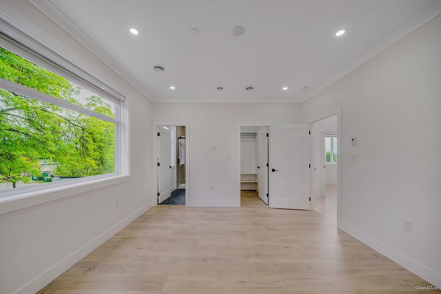2995 E 17th Avenue Vancouver, BC - 12