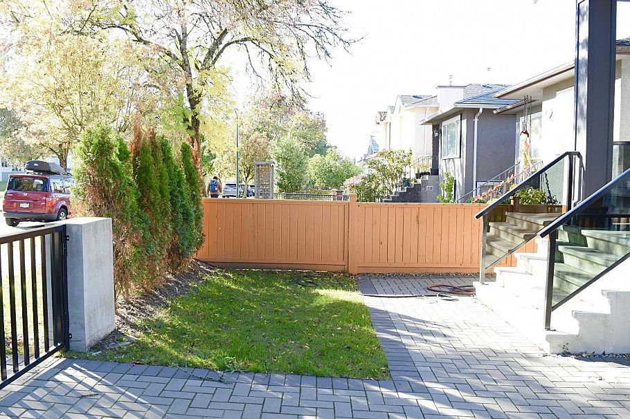 2995 E 17th Avenue Vancouver, BC - 20