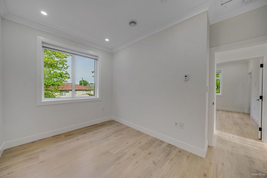 2995 E 17th Avenue Vancouver, BC - 9