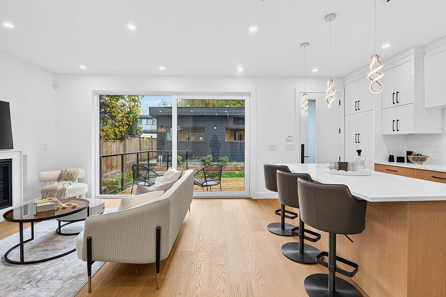 2 950 W 17th Avenue Vancouver, BC - 5