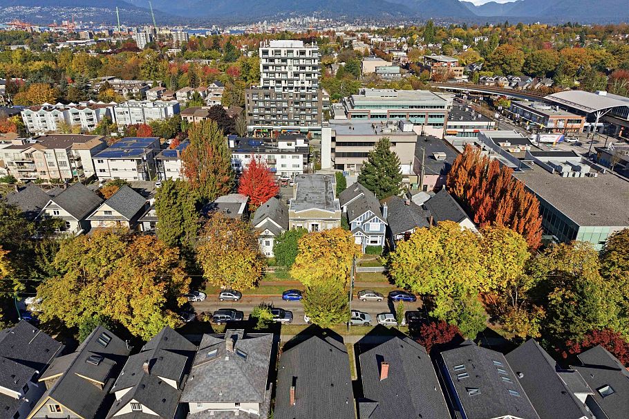 1629 E 10 Avenue Vancouver, BC - 16