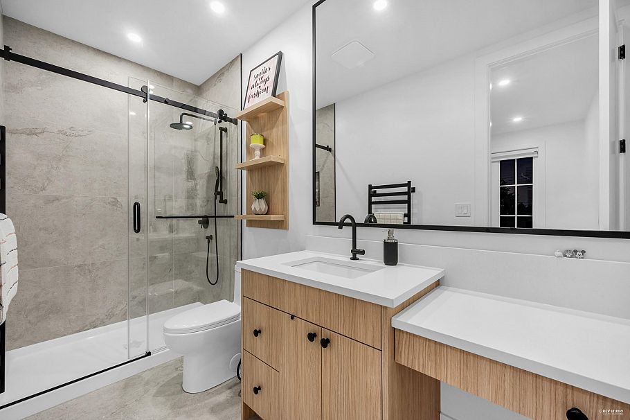 1390 Sutherland Avenue North Vancouver, BC - 28