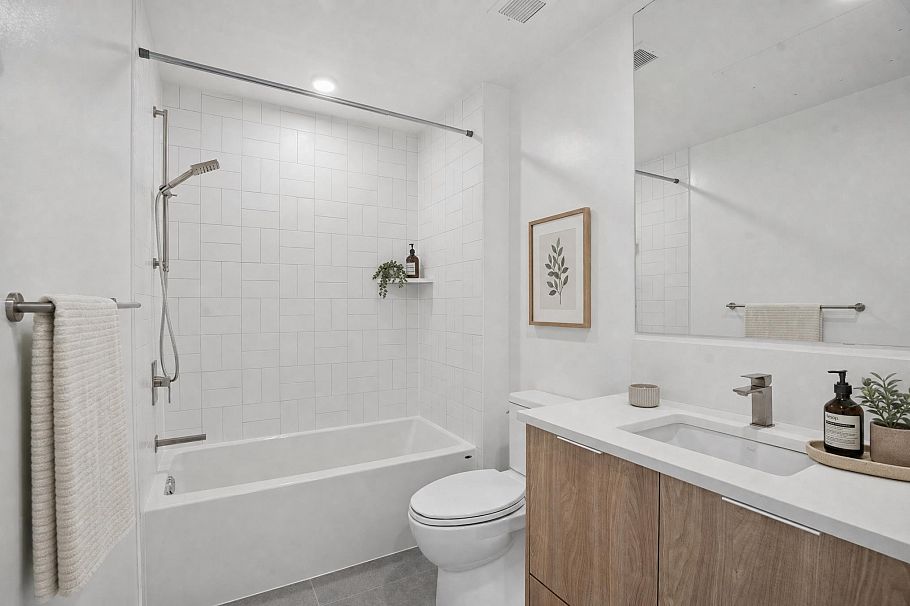 312 1616 Lloyd Avenue North Vancouver, BC - 5