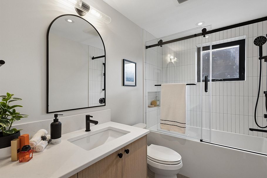 2 2017 E 23rd Avenue Vancouver, BC - 12