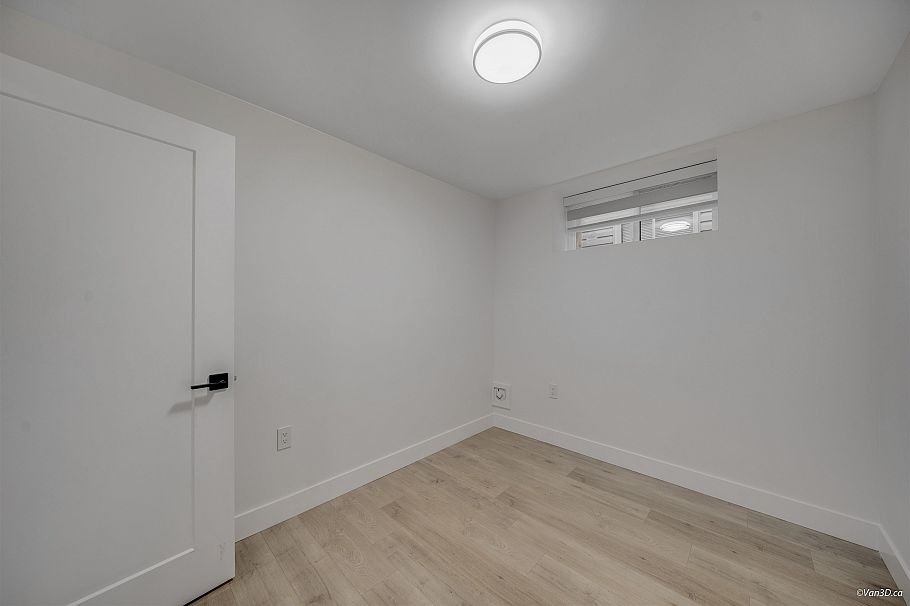 2995 E 17th Avenue Vancouver, BC - 18